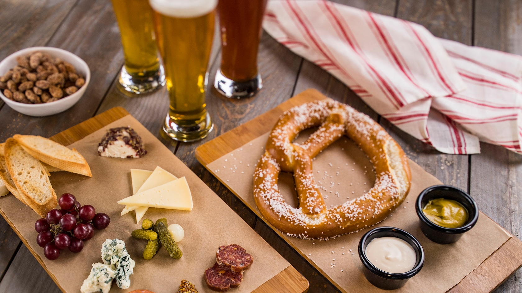 baseline-tap-house-charcutierre-plate-pretzel-16×9 Food and Drink at Disneu